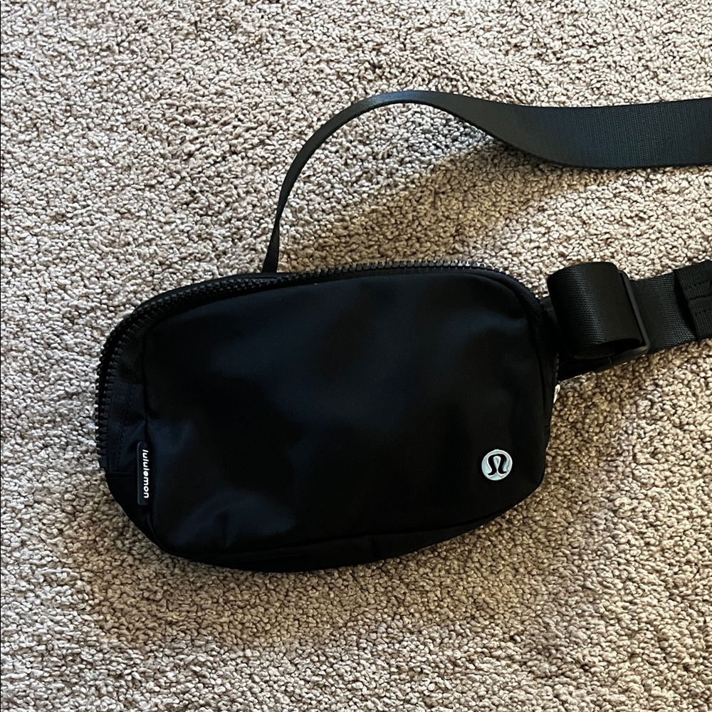 Lululemon 1L black fanny pack